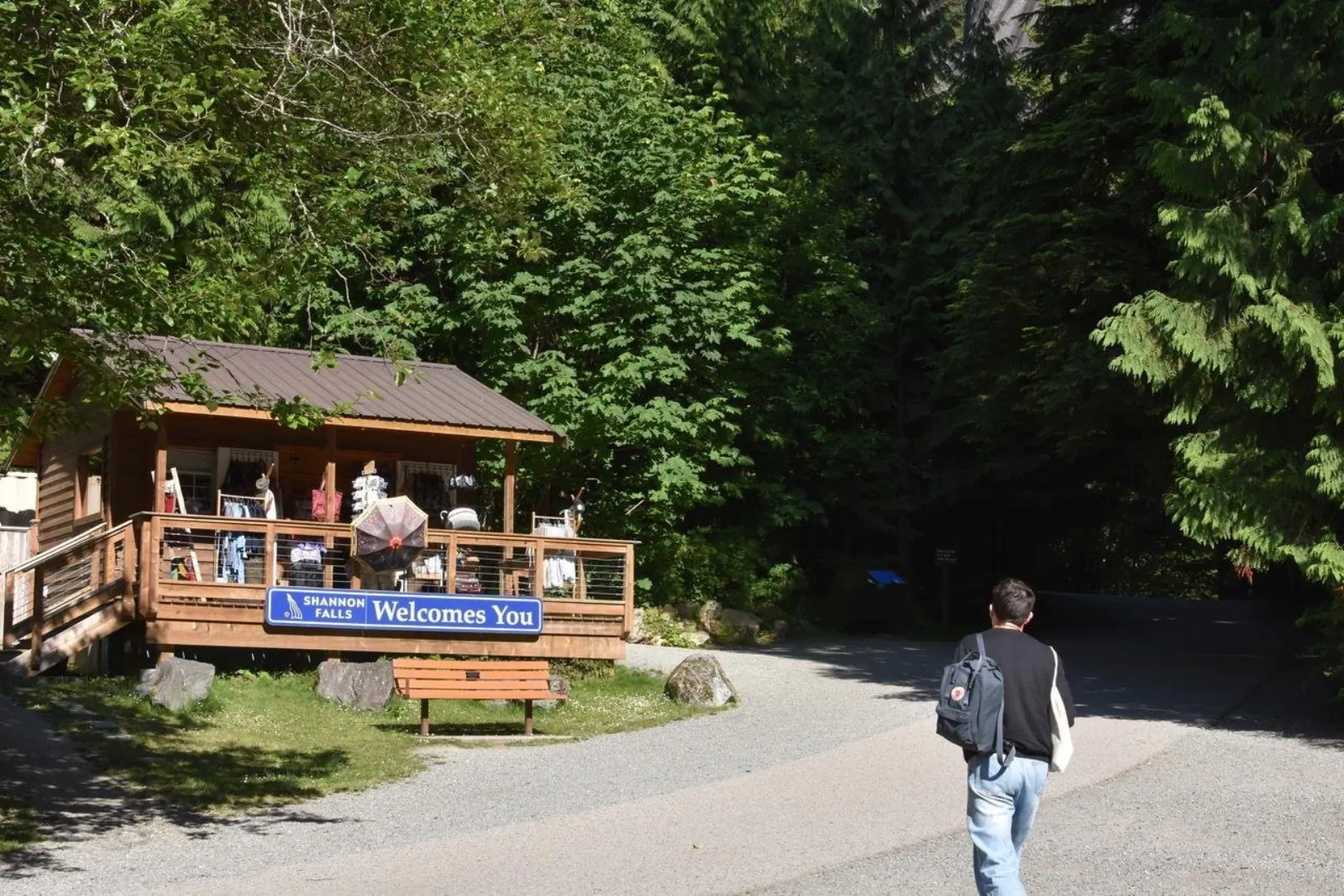 Wooden Shannon Falls welcome kiosk beside the path at the park entrance